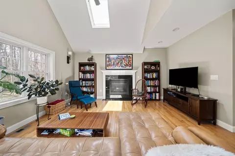 697 Salisbury, Worcester, MA 01609 photo 12