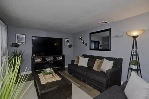 93 Pendleton Ave, Springfield, MA 01109 photo 7