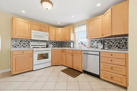 18 Circle Dr, Framingham, MA 01702 photo 3