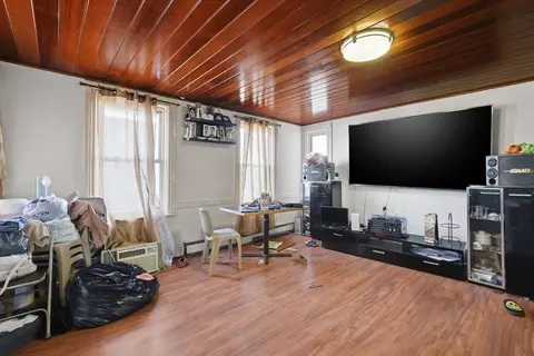 8 Lowell St, Worcester, MA 01603 photo 3