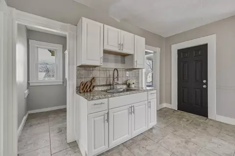 Entry Way - 207-209 White St, Springfield, MA 01108 photo 5 of 8