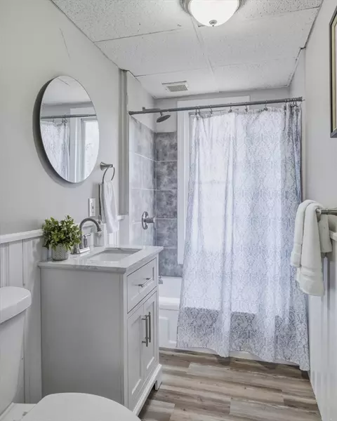 Bath - 207-209 White St, Springfield, MA 01108 photo 1 of 2