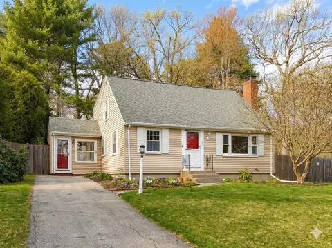 18 Pond Ave, Foxboro, MA 02035