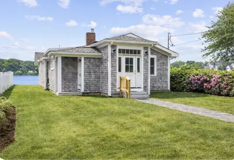 24 Cove St, Buzzards Bay, MA 02532