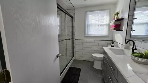 Bath - 86 Comet Rd, Methuen, MA 01844 photo 2 of 3