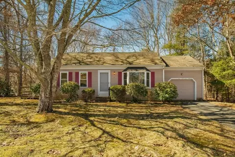 47 May Ln, Centerville, MA 02632