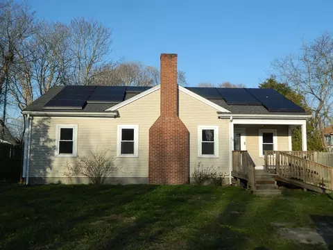 18 Murphy Rd, Hyannis, MA 02601