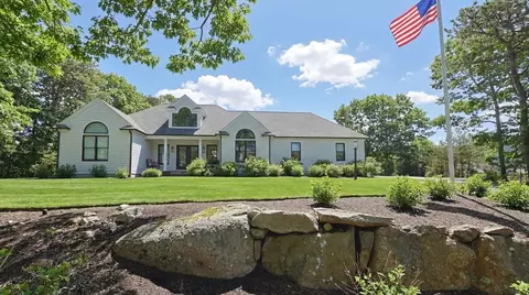 102 Cairn Ridge Rd, Falmouth, MA 02536