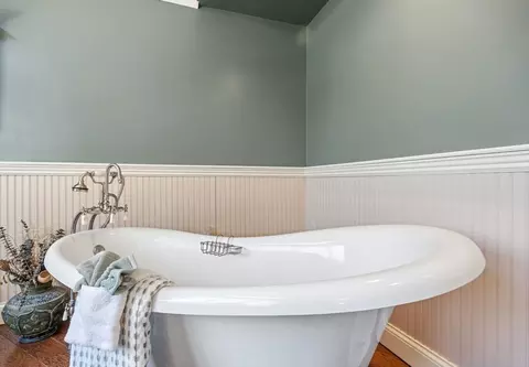 Bath - 3 Wolf Rd, Bourne, MA 02532 photo 4 of 5