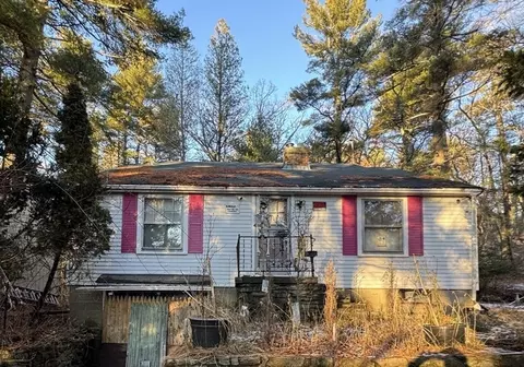 98 Medway St, Norfolk, MA 02056