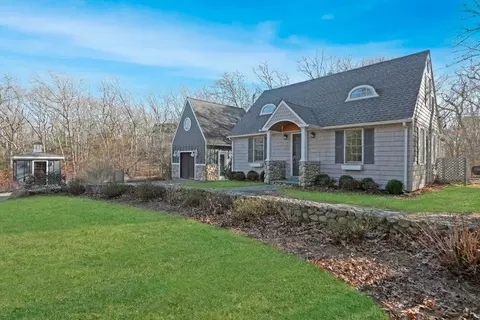26 Sea Glen Rd, Oak Bluffs, MA 02557