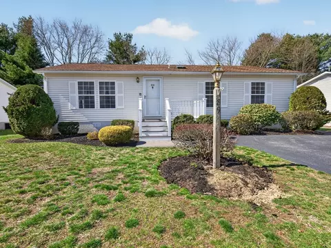 89 Trailwood Dr, Bridgewater, MA 02324