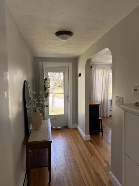 8 Colrain Rd, Topsfield, MA 01983