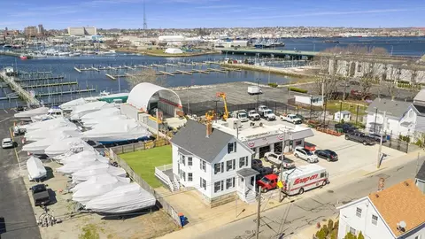 84 Middle St, Fairhaven, MA 02719
