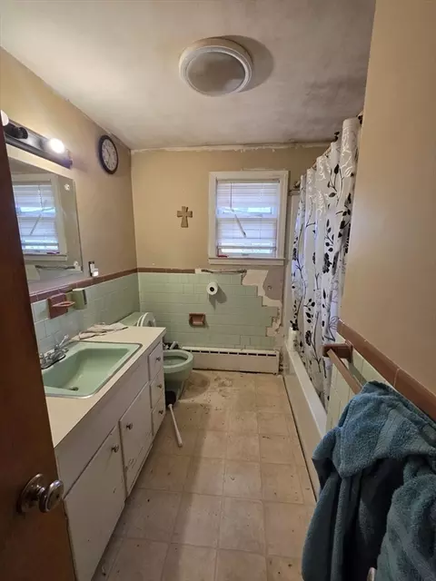 Bath - 3 Hampton, Worcester, MA 01604 photo 1 of 1