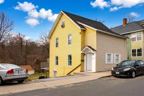 17 Moon St, Southbridge, MA 01550
