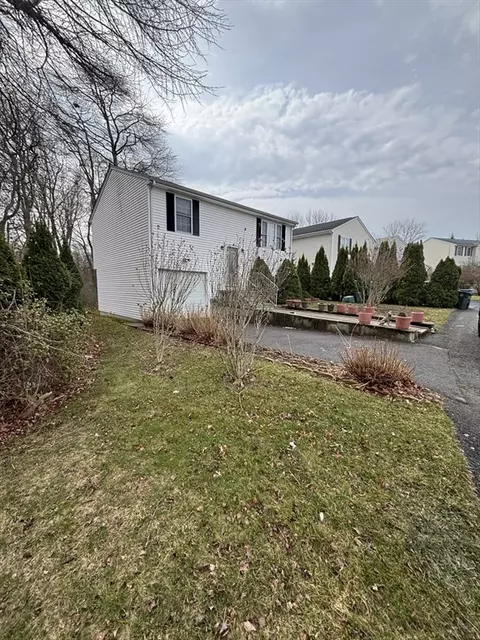 107 Apple Creek Ln, Fall River, MA 02720 photo 2