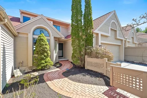 7 Wainwright Rd #107, Winchester, MA 01890