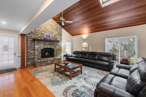 17 Garfield St, Marblehead, MA 01945 photo 3