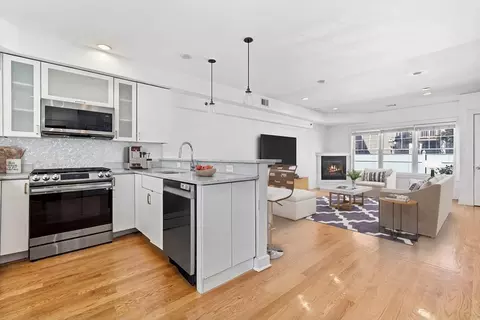 35 Middle St #4, Boston, MA 02127