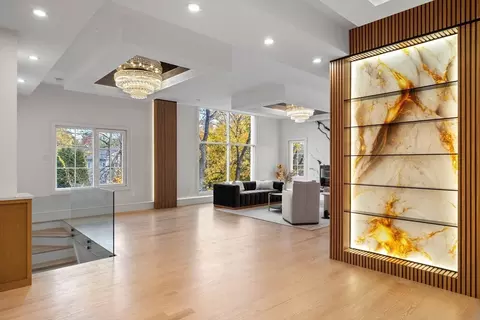 58 Chestnut St, Lynnfield, MA 01940