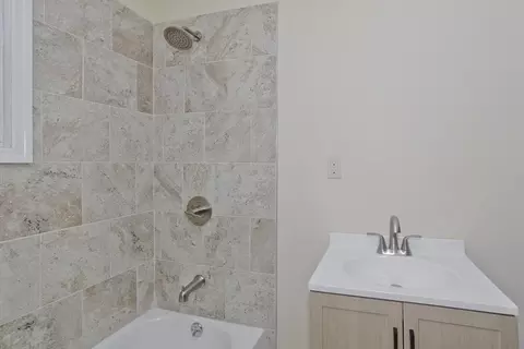 Bath - 24 Morrell St, Springfield, MA 01104 photo 2 of 4
