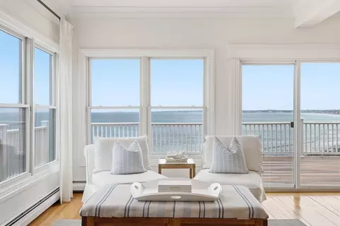 60 Holbrook Ave, Hull, MA 02045