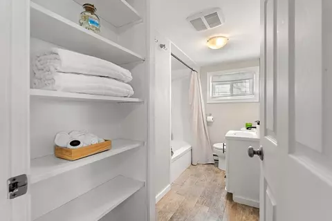 Bath - 26 Bayview Rd, Marblehead, MA 01945 photo 1 of 2
