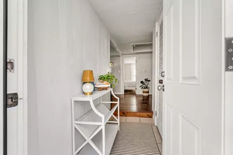 Entry Way - 26 Bayview Rd, Marblehead, MA 01945 photo 2 of 3