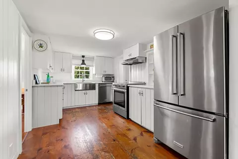 Kitchen - 26 Bayview Rd, Marblehead, MA 01945 photo 5 of 7