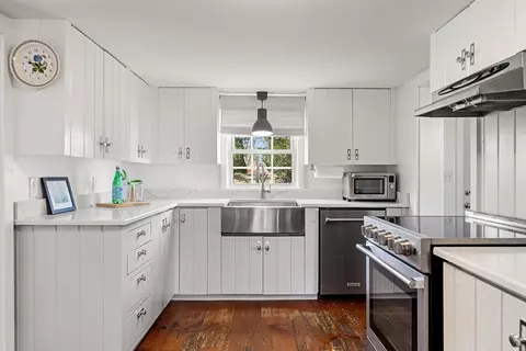 Kitchen - 26 Bayview Rd, Marblehead, MA 01945 photo 4 of 7