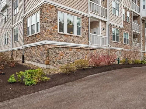 2 Francis Dr #107, Andover, MA 01810
