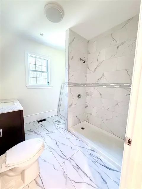 Bath - 195 Lower Gore Dr, Webster, MA 01570 photo 2 of 4