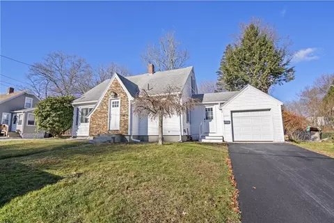 7 Lakeside Dr, Dudley, MA 01571