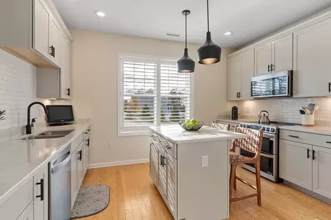 2 Francis Dr #101, Andover, MA 01810