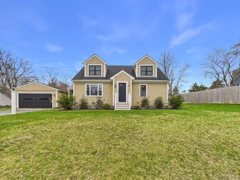 18 Shaker Rd, Dartmouth, MA 02747