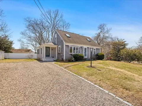 17 Swallow St, Teaticket, MA 02536