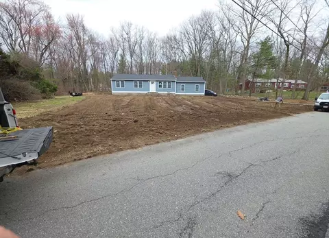 8 Galloway Rd, Chelmsford, MA 01824