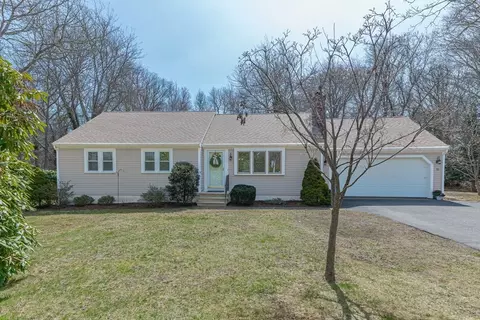 12 Quail Hollow Cir, Sandwich, MA 02563