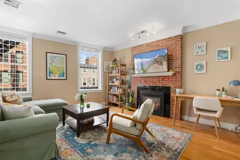 371 Hanover St #2, Boston, MA 02113