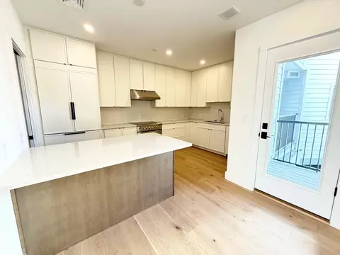 10 Elm St #10, Newton, MA 02465