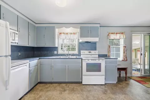 Kitchen - 135 Pine Acre Rd, Springfield, MA 01129 photo 2 of 4