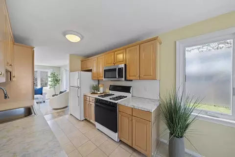65 Maple St #B, Canton, MA 02021 photo 6
