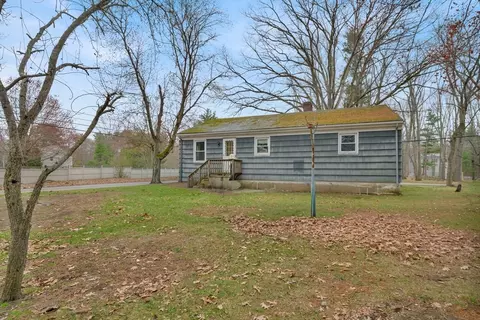 11 Bartlett St, Salisbury, MA 01952 photo 3
