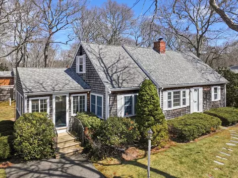 7 Cooper Rd, Falmouth, MA 02536