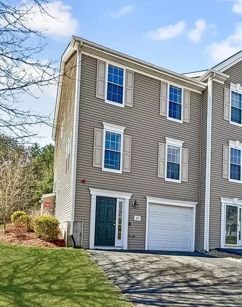 27 Buttercup Ln #27, Grafton, MA 01560