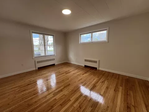 Living - 55 Parkerview St, Springfield, MA 01129 photo 2 of 3