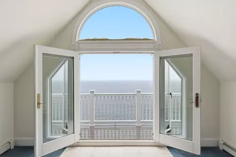 Entry Way - 2 Bluff Rd, Hull, MA 02045 photo 2 of 3