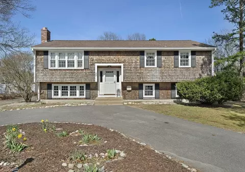 52 Montgomery Dr, Plymouth, MA 02360