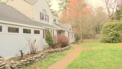 75 Holly Ln, Bridgewater, MA 02324